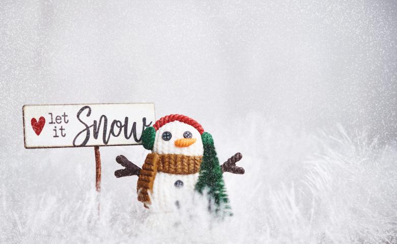 Yarn snowman with a &quot;Let it snow&quot; sign